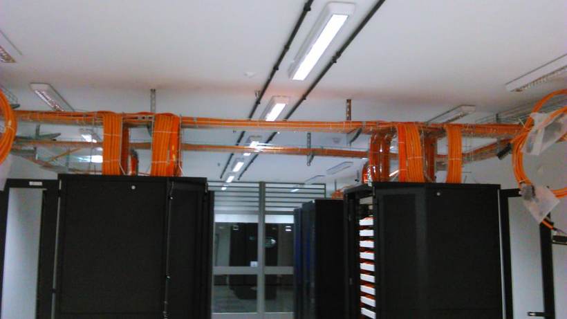 Distribution en plafond au-dessus des baies